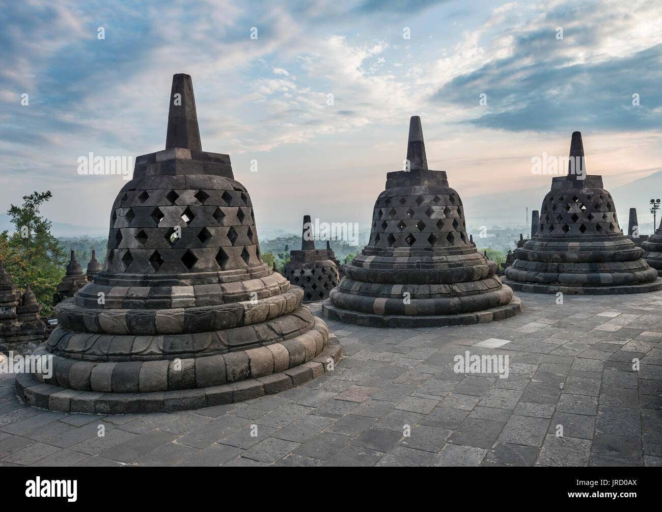 Complexe du temple Borobudur au lever du soleil, stupas, ciel nuageux, Borobudur, Yogyakarta, Java, Indonésie Banque D'Images