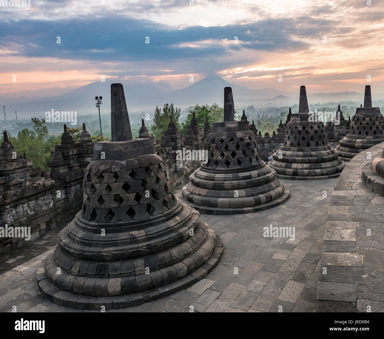 Complexe du temple Borobudur au lever du soleil, stupas, ciel nuageux, Borobudur, Yogyakarta, Java, Indonésie Banque D'Images