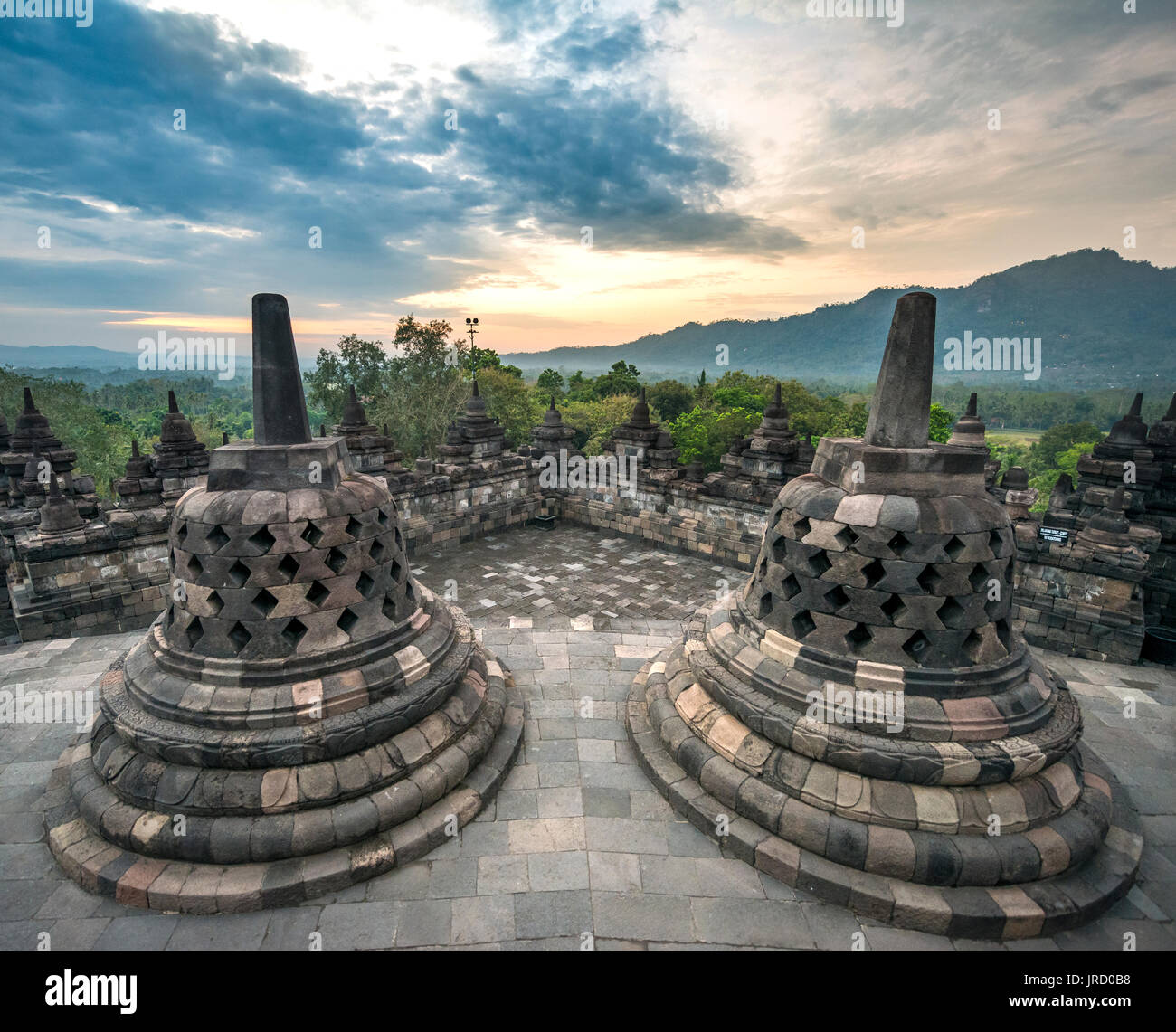 Complexe du temple Borobudur au lever du soleil, stupas, ciel nuageux, Borobudur, Yogyakarta, Java, Indonésie Banque D'Images