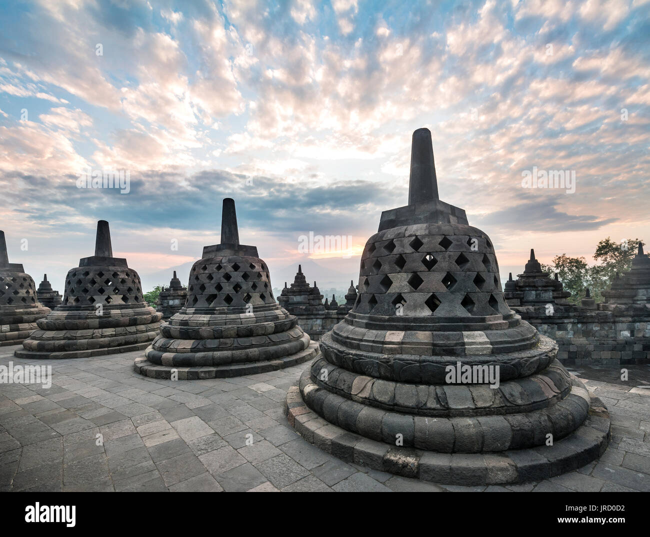 Complexe du temple Borobudur au lever du soleil, stupas, ciel nuageux, Borobudur, Yogyakarta, Java, Indonésie Banque D'Images