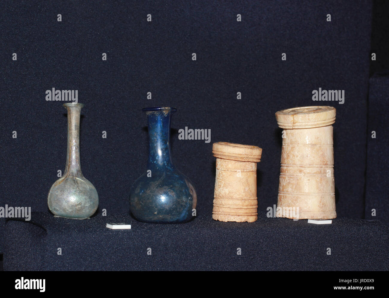 Bouteilles grecques anciennes en verre et os. Banque D'Images