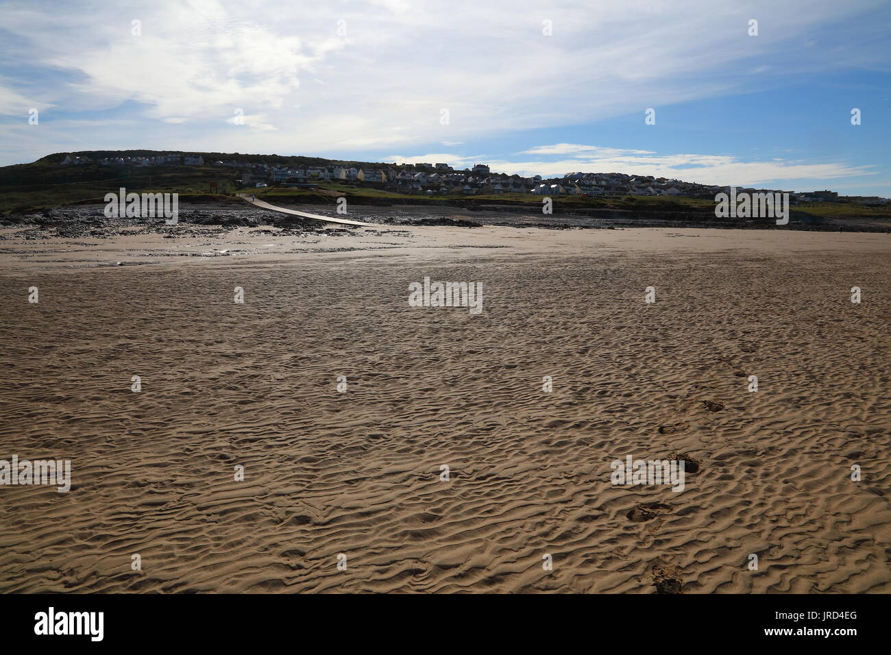 À l'ensemble de la plage de sable ondulé vers le village d'Aberogwr avec ses maisons à flanc de colline et de la cale de halage menant au parking. Banque D'Images