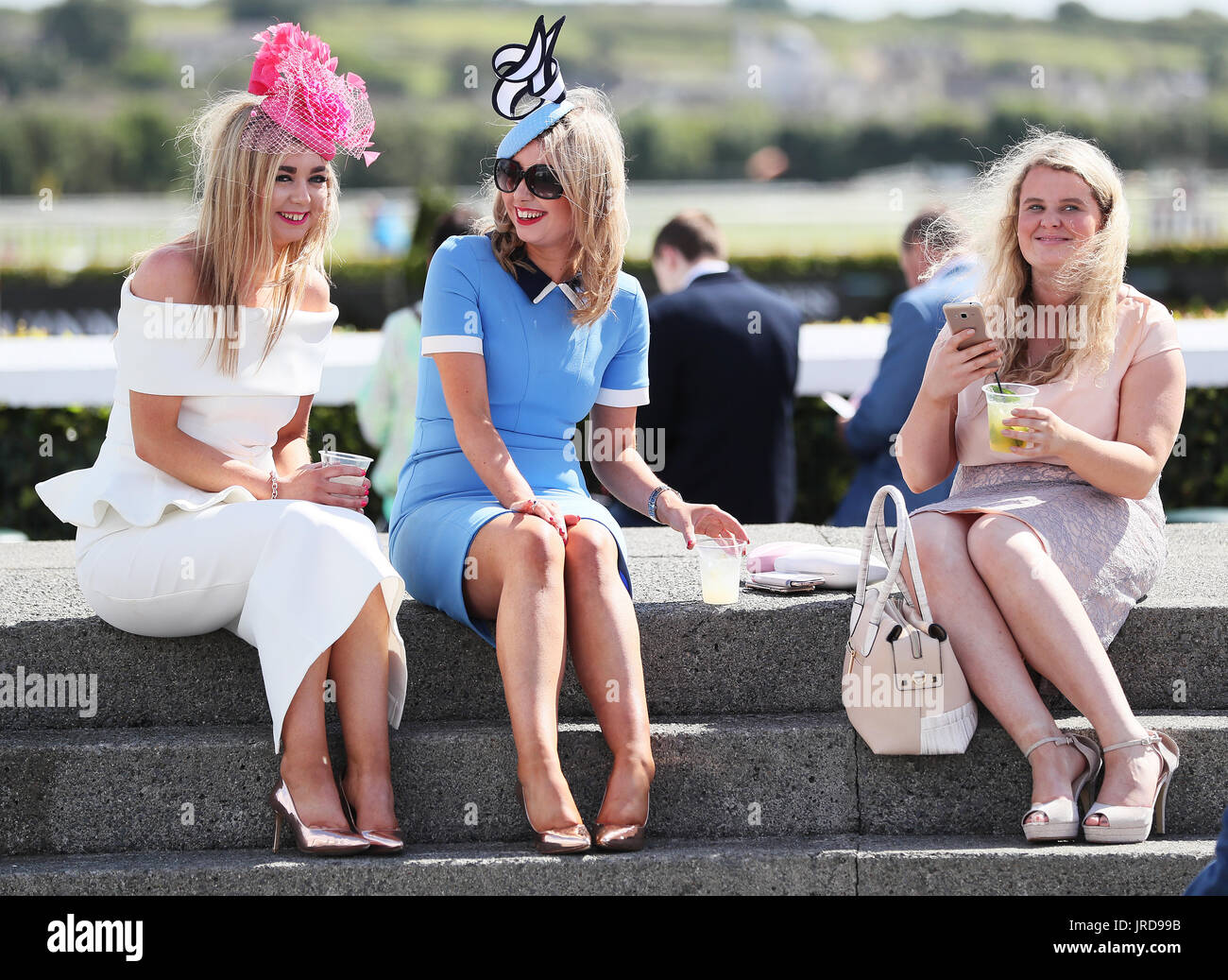 Assister à Racegoers les vendredi, jour de la fête d'été à Galway Galway Racecourse. Banque D'Images