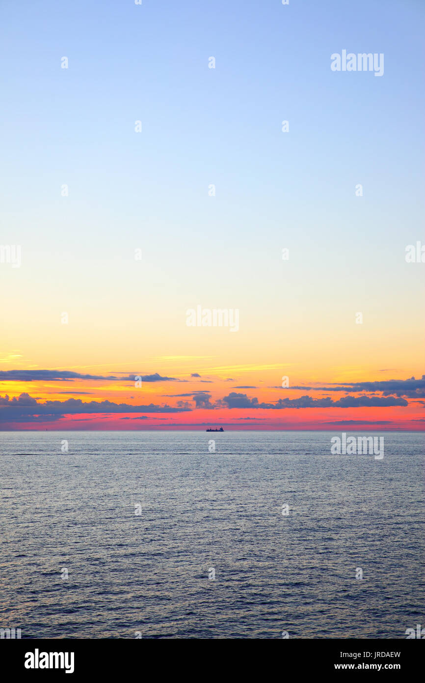 Beau coucher du soleil sur la mer Baltique - seascape avec horizon de mer. Arrière-plan et l'espace pour votre propre texte Banque D'Images