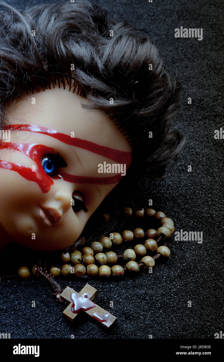 Tête de poupée avec sang et la croix Banque D'Images