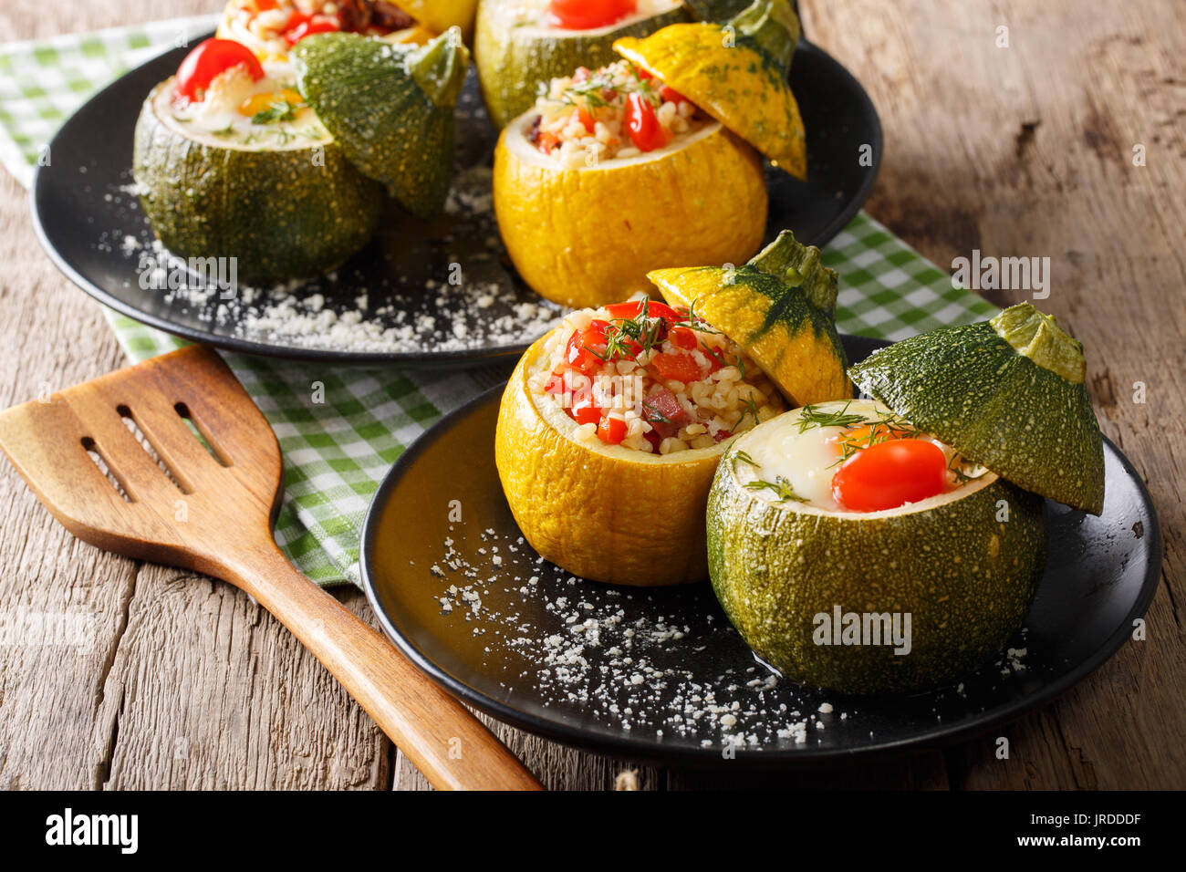 Courgette ronde délicieux préparés avec le boulgour et la viande, ainsi qu'un oeuf avec des tomates sur une plaque horizontale. Banque D'Images