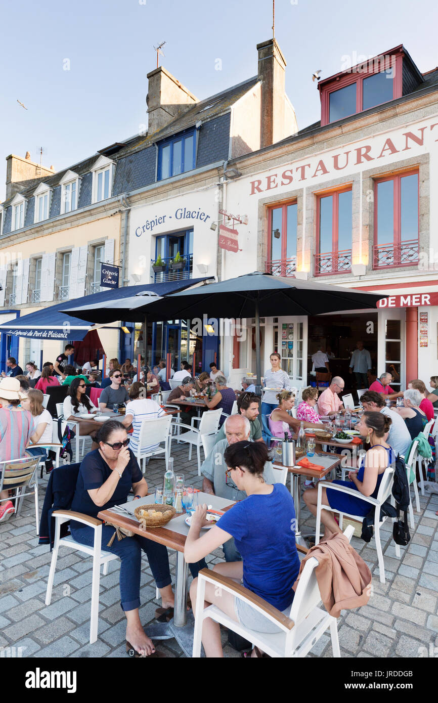 Bretagne restaurant - les gens de manger en extérieur dans un restaurant,  Concarneau, Finistère, Bretagne France Photo Stock - Alamy