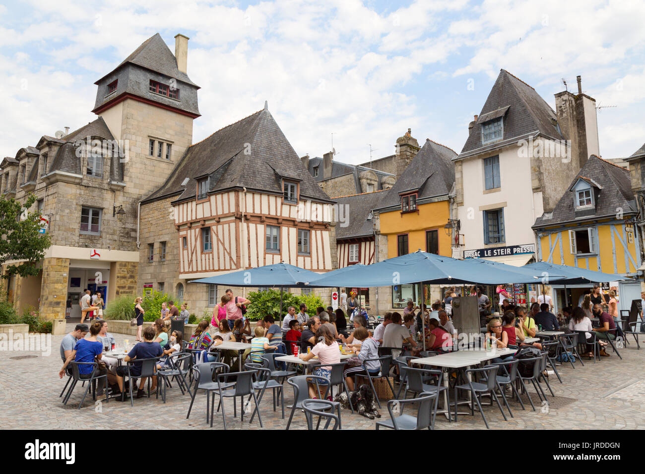 Quimper, Bretagne - les gens dans un café français, à l'époque médiévale place Terre au Duc Quimper, Finistère, Cornouaille, Bretagne, France Banque D'Images