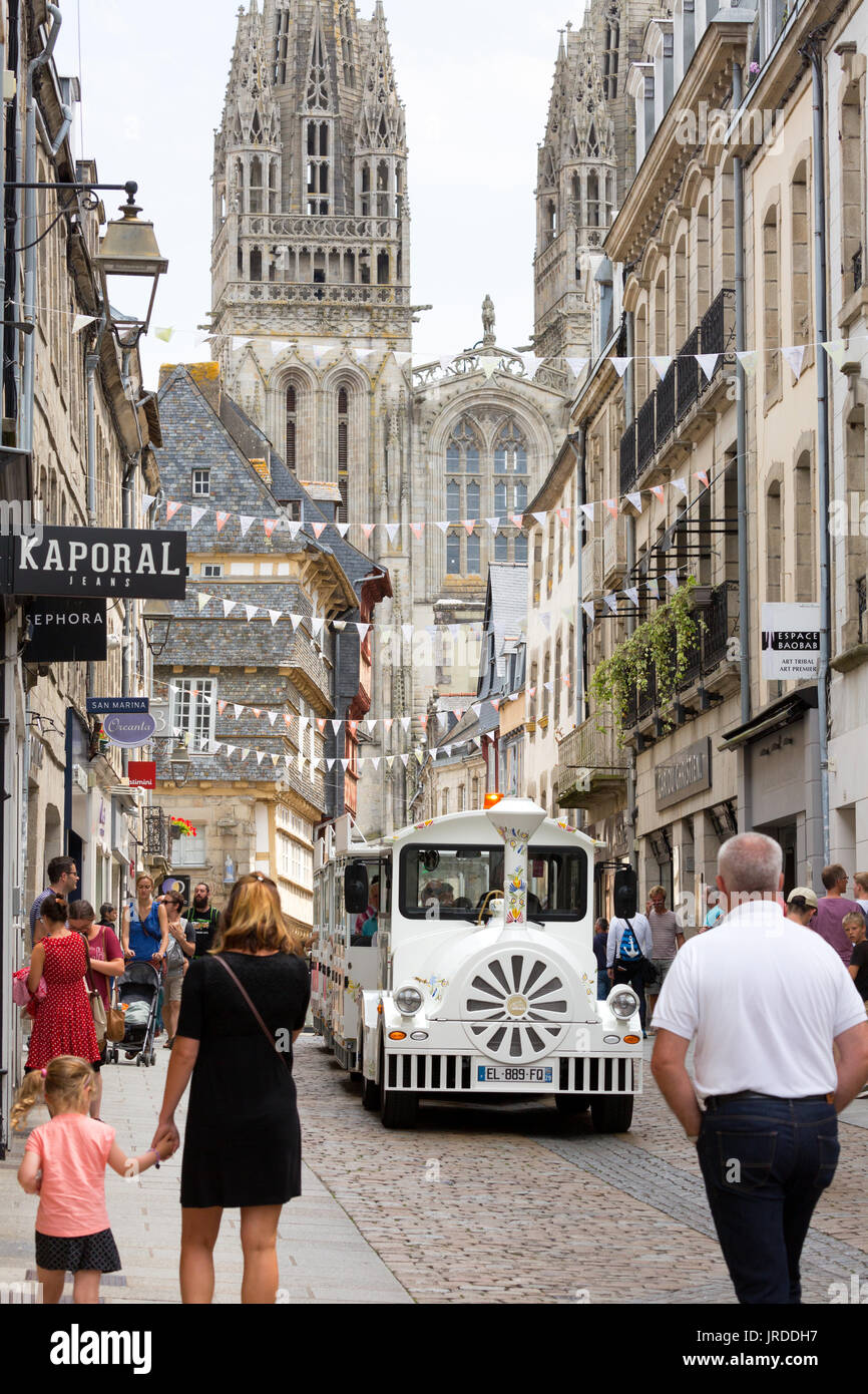 Quimper Bretagne - Scène de rue avec le train touristique et de la cathédrale ; Quimper Cornouaille, Bretagne France Banque D'Images