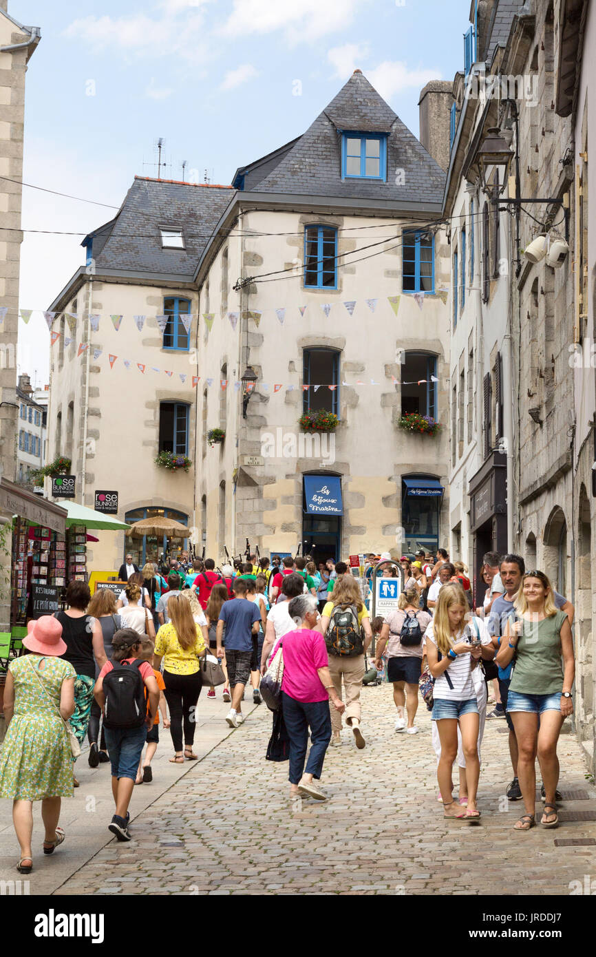 Quimper Bretagne France - les gens marcher dans les rues pavées de la ville médiévale de Quimper Cornouaille, Finistère, Bretagne France Banque D'Images