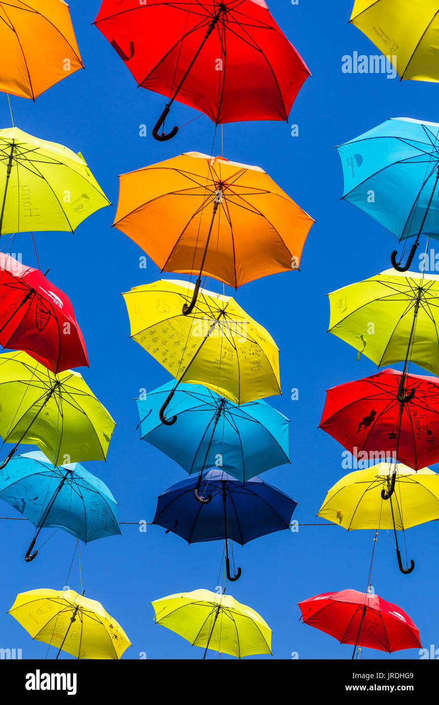 Deux cent parasols colorés suspendus au-dessus d'une rue dans le centre-ville de Liverpool pour sensibiliser ADHT. Banque D'Images