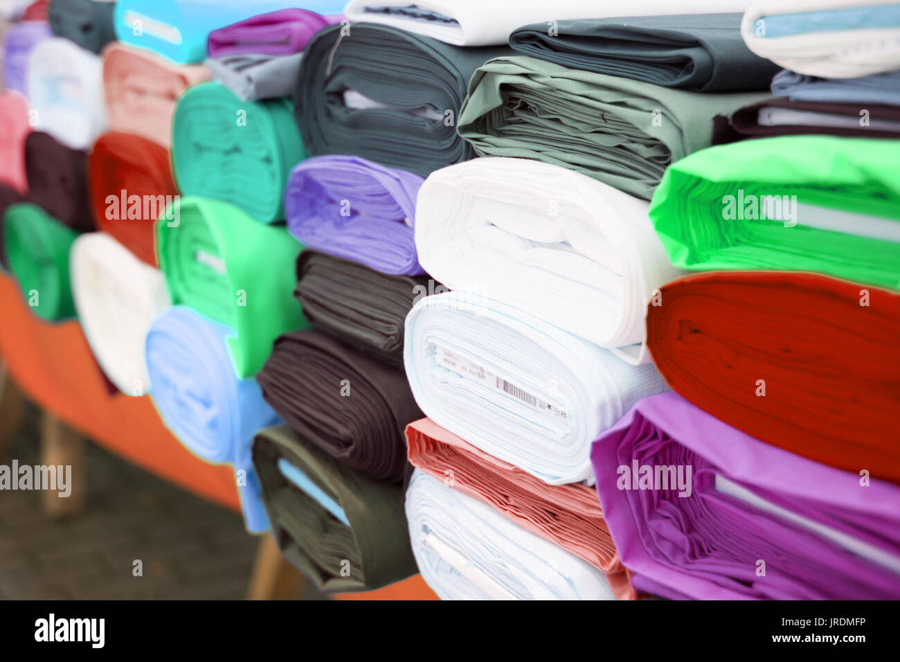 Les rouleaux de tissu coloré sur le marché textile - Banque D'Images