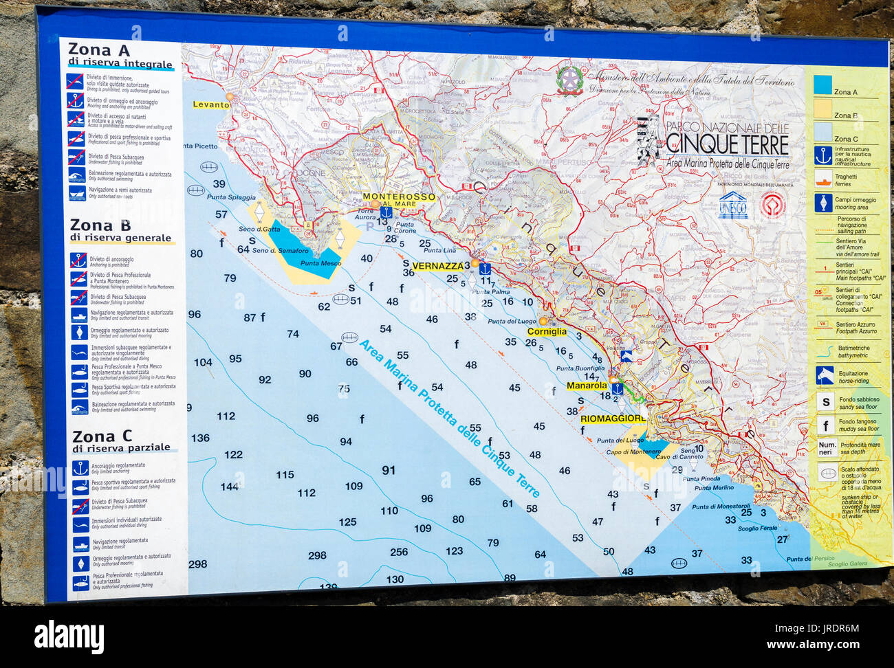 Signe De Bienvenue Et Carte A La Gare De Riomaggiore Cinque Terre Ligurie Italie Photo Stock Alamy