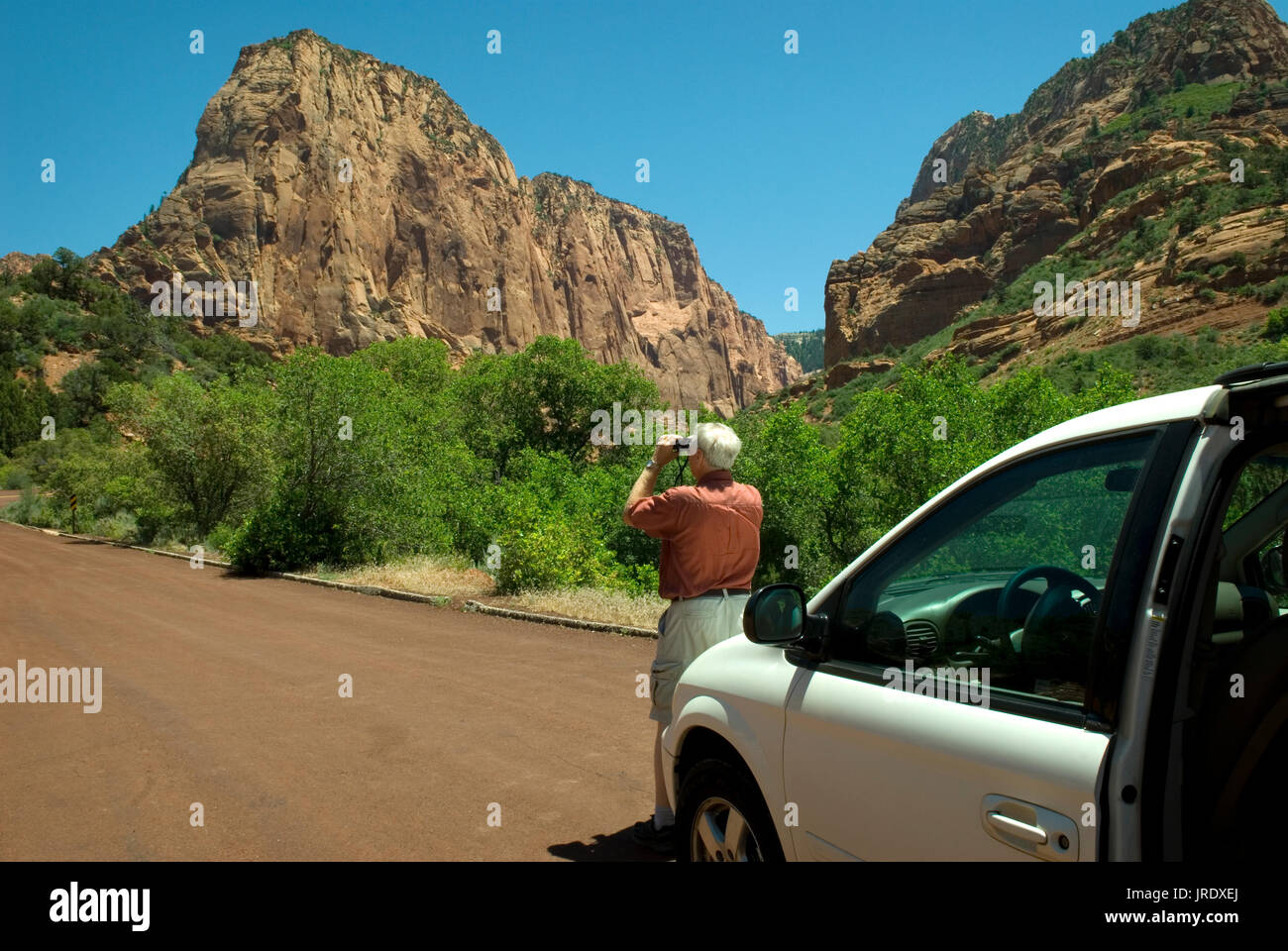 Homme de race blanche (60 à 70 ans) prenant des photos avec un téléphone cellulaire aux canyons de Kolob au parc national de Zion. Springdale, Utah, États-Unis. Banque D'Images