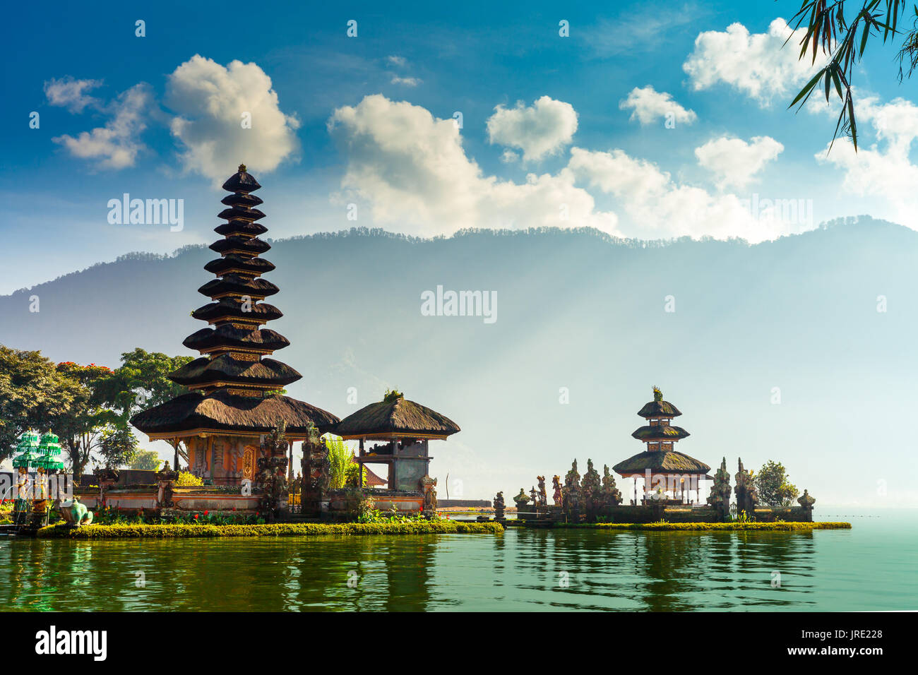 Pura Ulun Danu bratan temple dans l'île de Bali. temple hindou de fleurs sur le Lac Beratan, temple de l'eau majeure en Asie. L'île de Bali, Indonésie. Banque D'Images