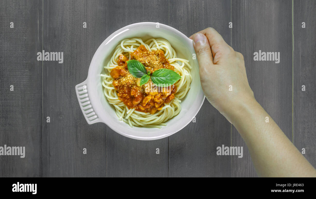 Plateau de spaghettis à la bolognaise avec sarriette hachée de bœuf et sauce tomate garnie de basilic, overhead view Banque D'Images
