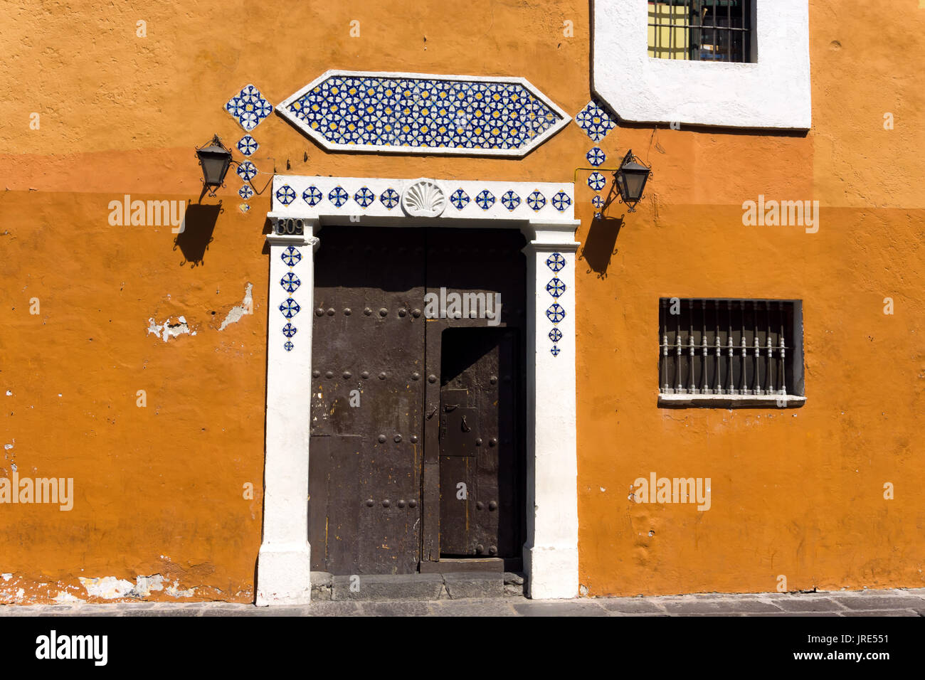 Façade orange au centre-ville de Puebla, Mexique Banque D'Images