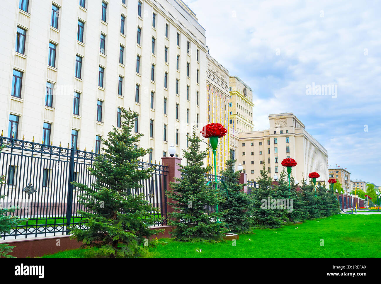 L'installation de gros œillets rouges à côté du ministère de la défense installé à la célébration du Jour de la Victoire, Moscou, Russie Banque D'Images
