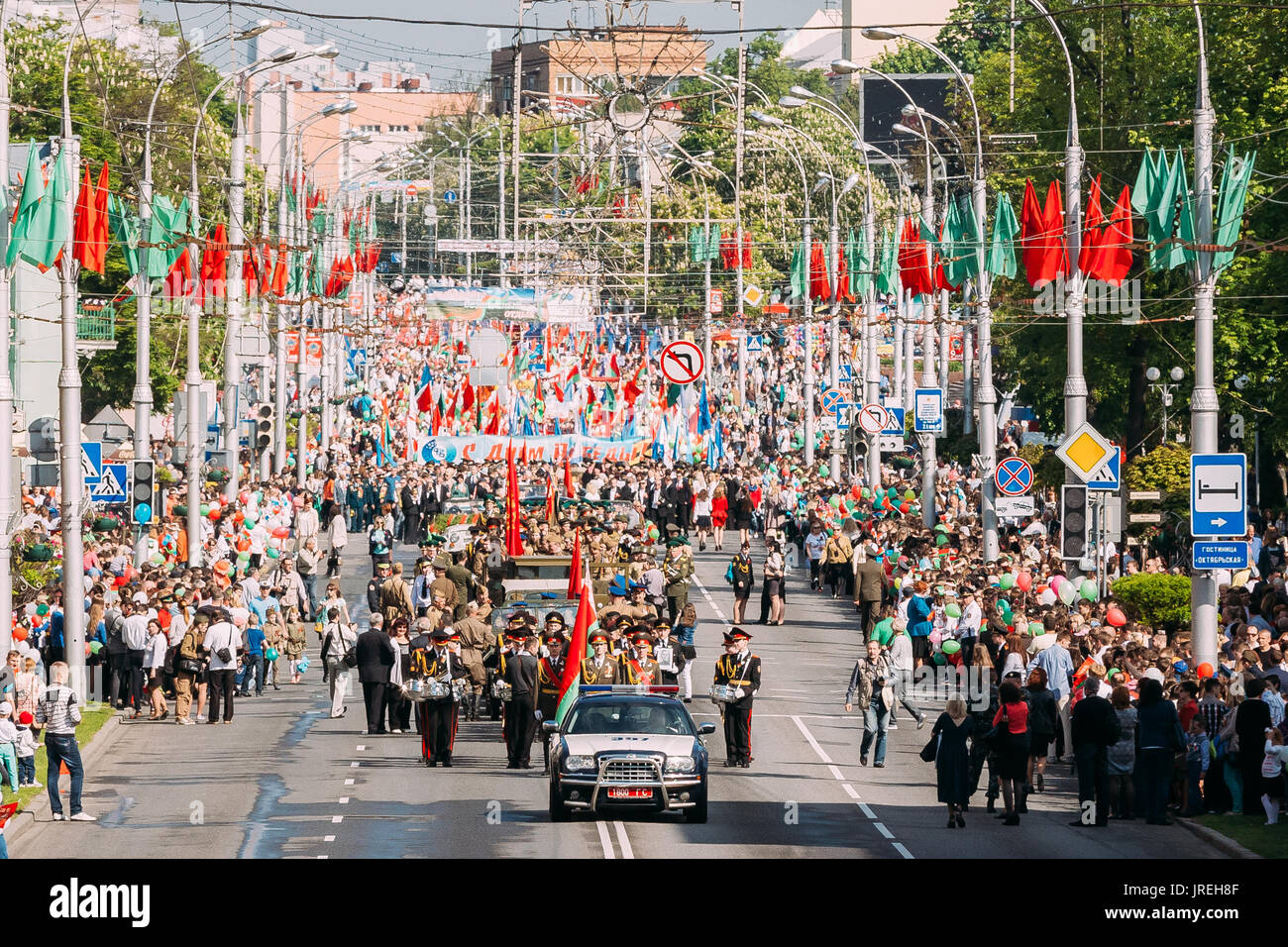 Gomel, Bélarus - 9 mai 2016 : la cérémonie de procession de parade. Les personnes civiles, militaires et Enginery sur la Décoration Festive Street. Célébration Banque D'Images