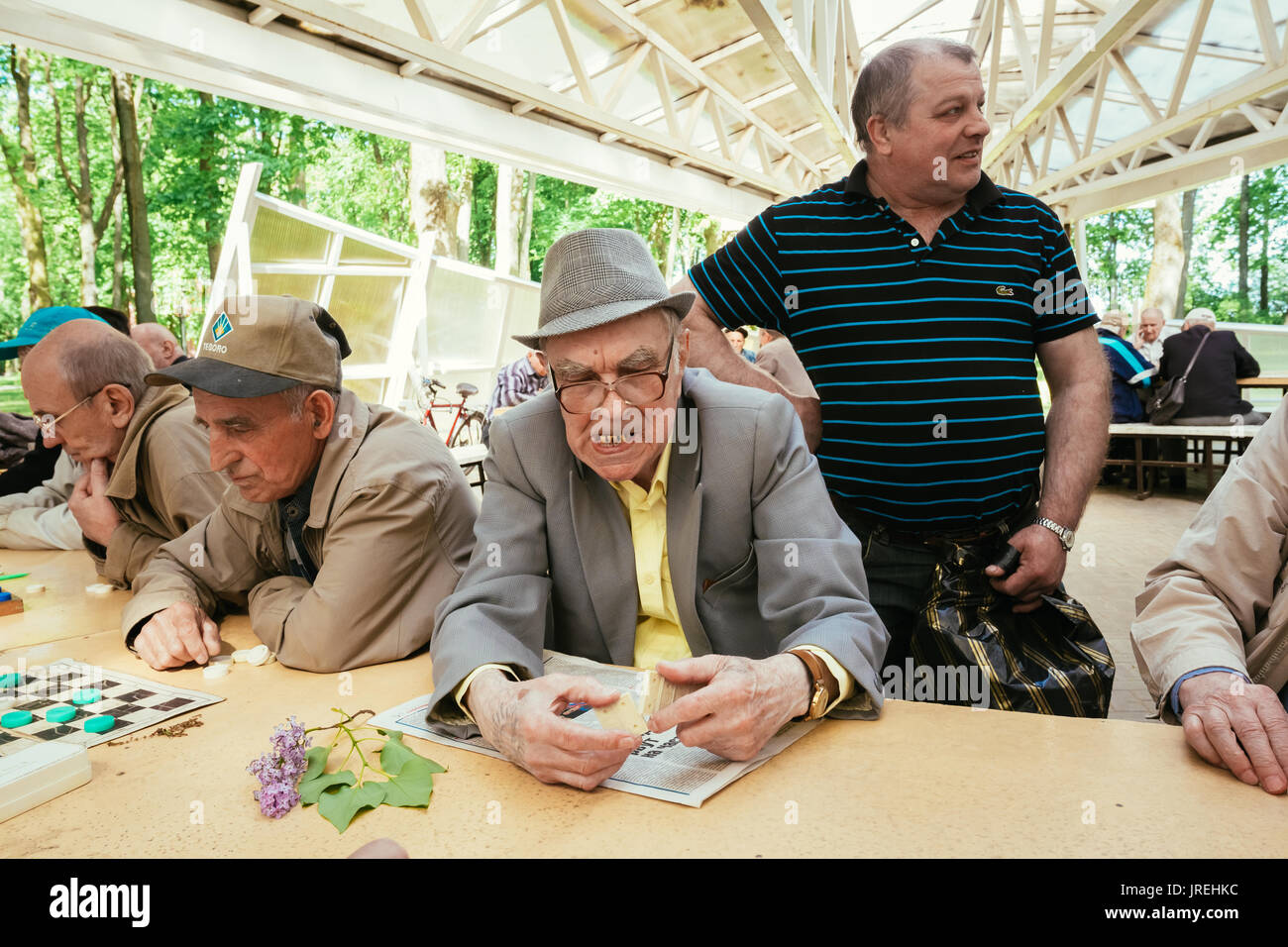 Biélorussie, MINSK - 9 mai 2014 : les retraités actifs, de vieux amis et de temps libre, les hommes âgés s'amuser et jouer aux échecs au city park. Banque D'Images
