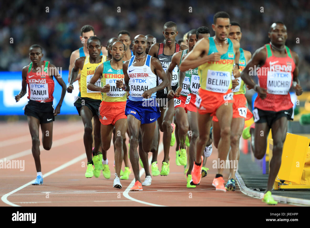 La société britannique Mo Farah (centre) dans le 10 000m finale chez les hommes au cours de la première journée du Championnat du Monde de l'IAAF de 2017 à la London Stadium. Banque D'Images