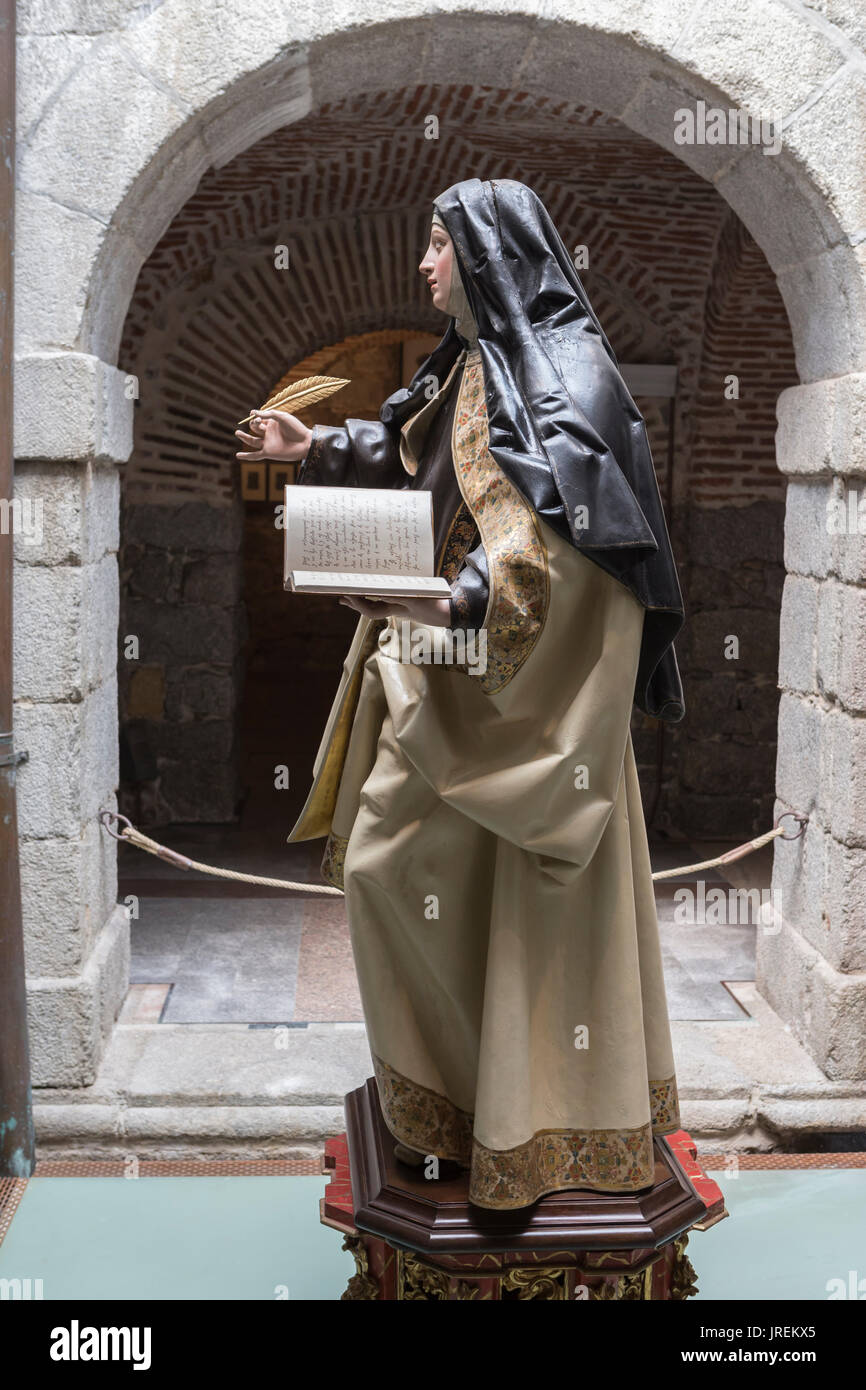 AVILA, ESPAGNE - août 2015, 11 : l'intérieur du couvent de Santa Teresa, la figure de plâtre de sainte Thérèse de Jésus avec un livre et un stylo dans l'un des cou Banque D'Images