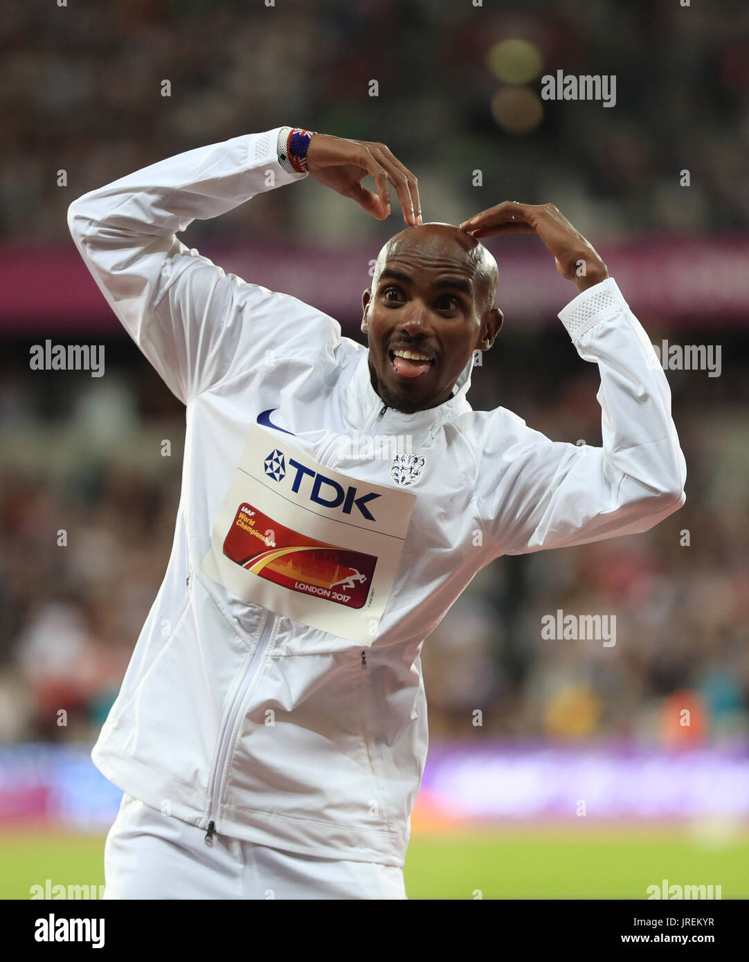 Mo Farah avec la médaille d'or pour l'10,00m finale chez les hommes, au cours de la première journée du Championnat du Monde de l'IAAF de 2017 à la London Stadium. Banque D'Images