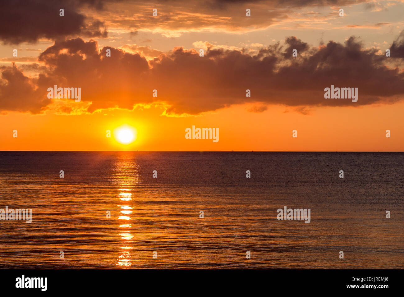 Coucher du soleil sur la mer Baltique à Riga, Lettonie, nature background Banque D'Images