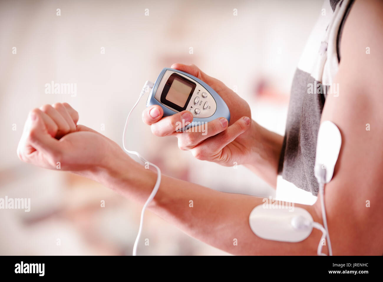 Closeup of a man holding une électrode machine dans sa main et avec