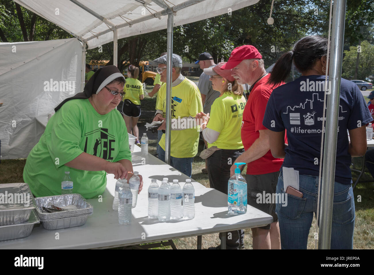 Detroit, Michigan - Francesca Thérèse, OSF, aide à servir le déjeuner aux milliers de bénévoles qui ont participé à une amélioration annuelle de la communauté pro Banque D'Images