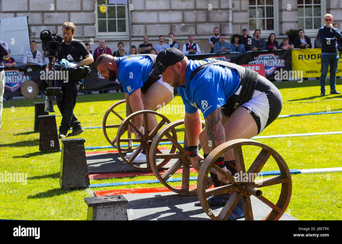 La contrainte de l'concurrents de levage puissance chaleur de l'homme le plus fort ultime concours tenu et télédiffusé dans le parc de la ville de Belfast Banque D'Images