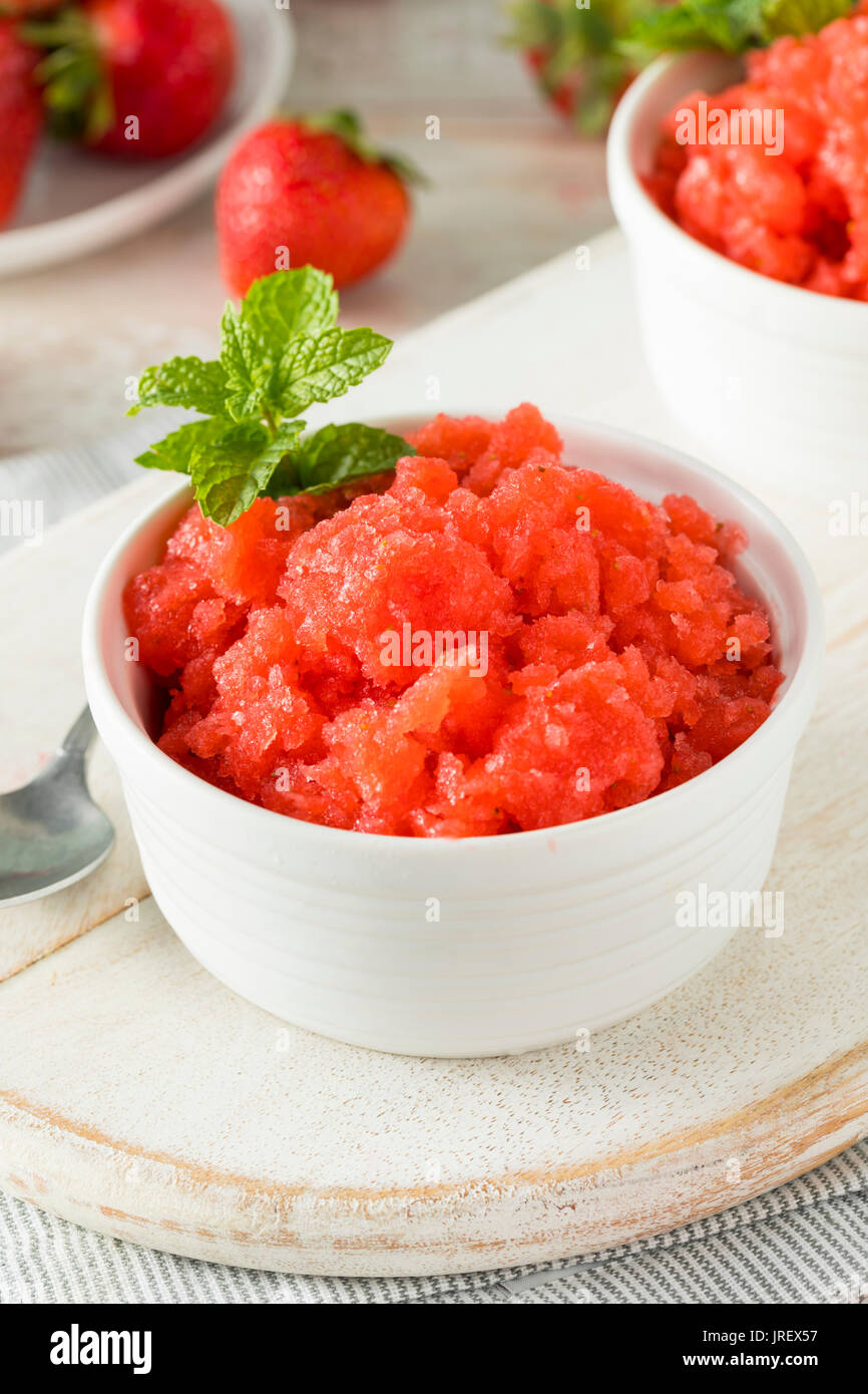 Granité aux fraises italienne maison de la crème glacée à la menthe Banque D'Images
