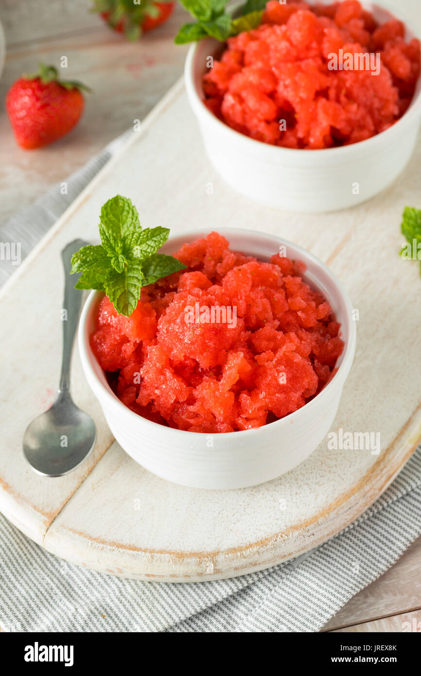 Granité aux fraises italienne maison de la crème glacée à la menthe Banque D'Images