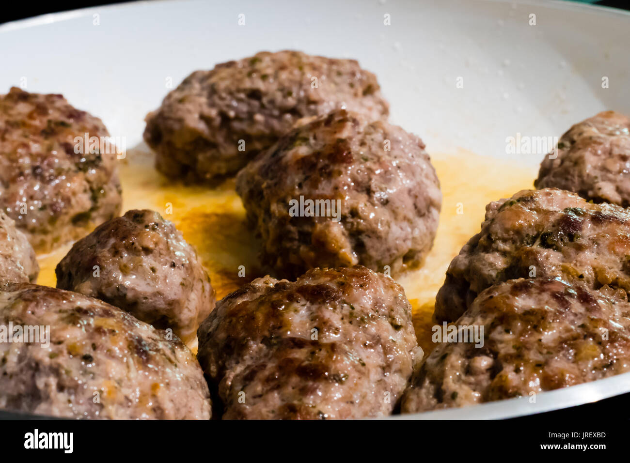 Des boulettes de viande hachée de bœuf et porc sur poêle lors de la cuisson Photo Stock Alamy