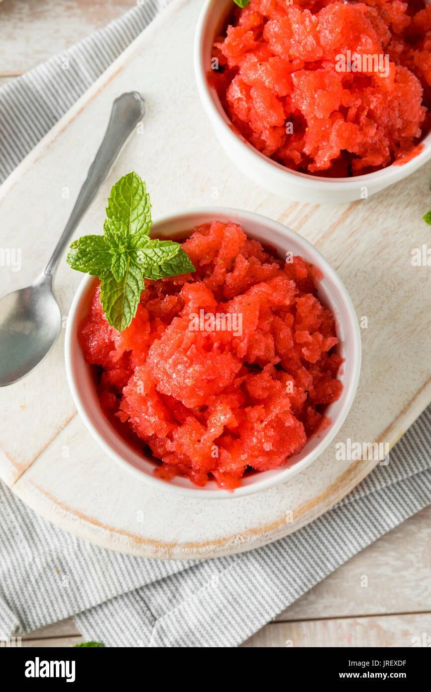 Granité aux fraises italienne maison de la crème glacée à la menthe Banque D'Images