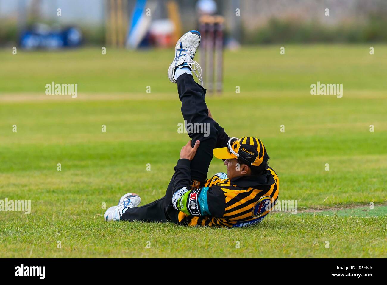 Easton, Portland, Dorset, UK. 4 août 2017. Les saisines à Yasser Arafat s'étend au cours de la Portland Triangle rouge match v saisines toutes les Stars à l'Reforne cricket ground à Easton dans le Dorset. Crédit photo : Graham Hunt/Alamy Live News Banque D'Images