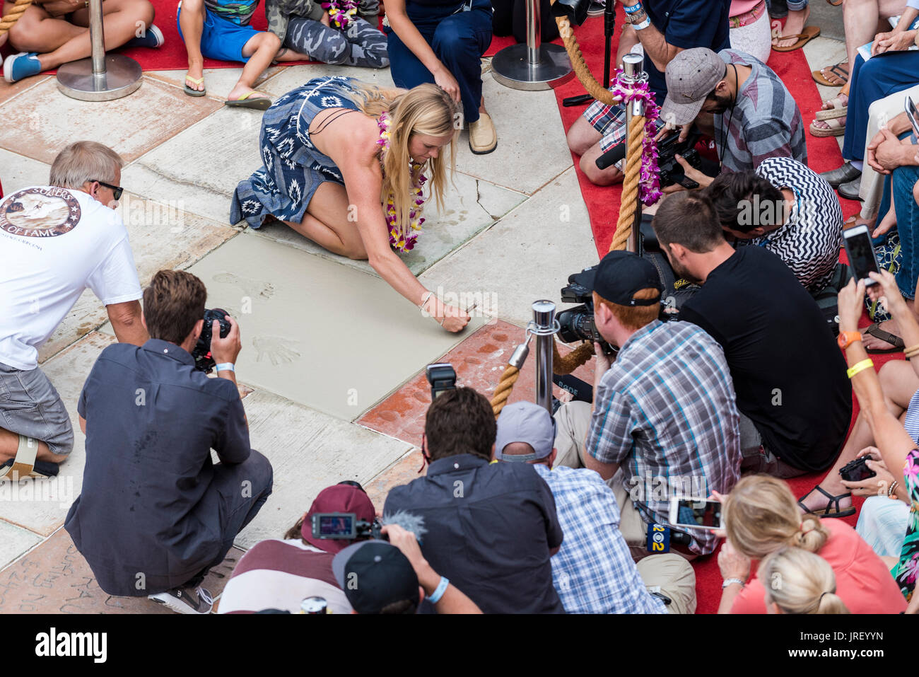 Huntington Beach, USA. 04 août, 2017. Surf cérémonie d'intronisation au Temple de la renommée de Bethany Hamilton (USA-Texas) en face de Surf Huntington et le sport sur la rue Main, Huntington Beach, CA. Credit : Benjamin Ginsberg/Alamy Live News. Banque D'Images