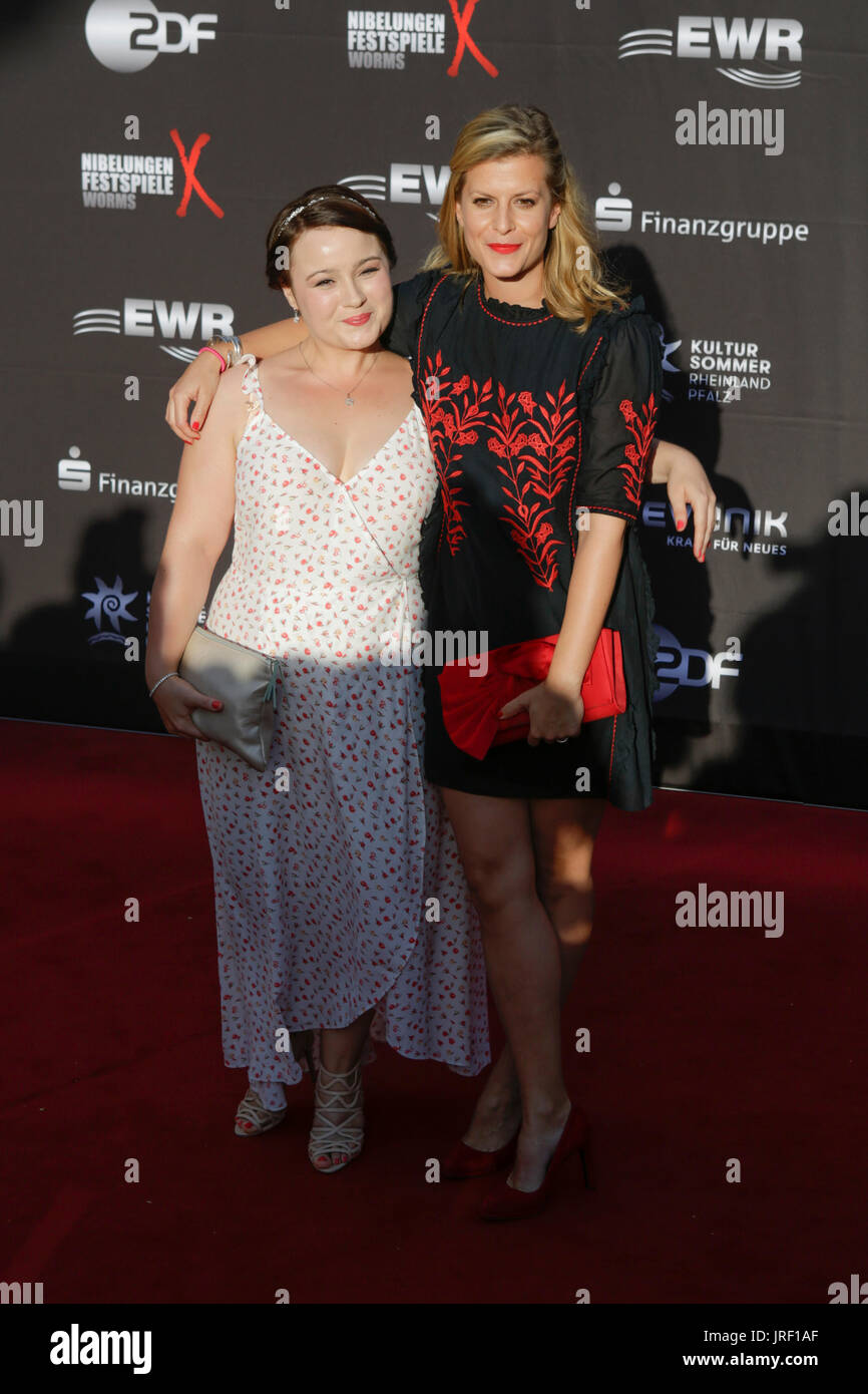 Worms, Allemagne. 4 août 2017. Actrices allemandes Carolin Walter (à gauche) et Theresa Kobryn (droite) posent pour les appareils photo sur le tapis rouge. Les acteurs, les politiciens et autres personnalités ont assisté à la soirée d'ouverture du Festival en 2017 Nibelung de vers. Le jeu dans le 16. Édition du festival s'appelle 'Glow - Siegfried d'Arabie' d'Albert Ostermaier. Crédit : Michael Debets/Alamy Live News Banque D'Images
