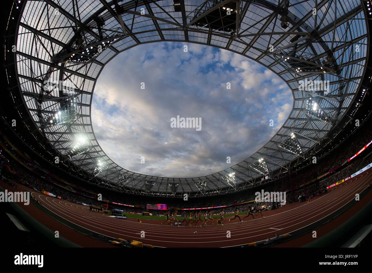 Londres, Grande-Bretagne. 4e août, 2017. Les athlètes s'affrontent au cours de la chaleur de la femme 1500 mètres lors de la première journée à les Championnats du monde d'athlétisme à Londres, Grande-Bretagne, sur le 4 août 2017. Credit : Han Yan/Xinhua/Alamy Live News Banque D'Images