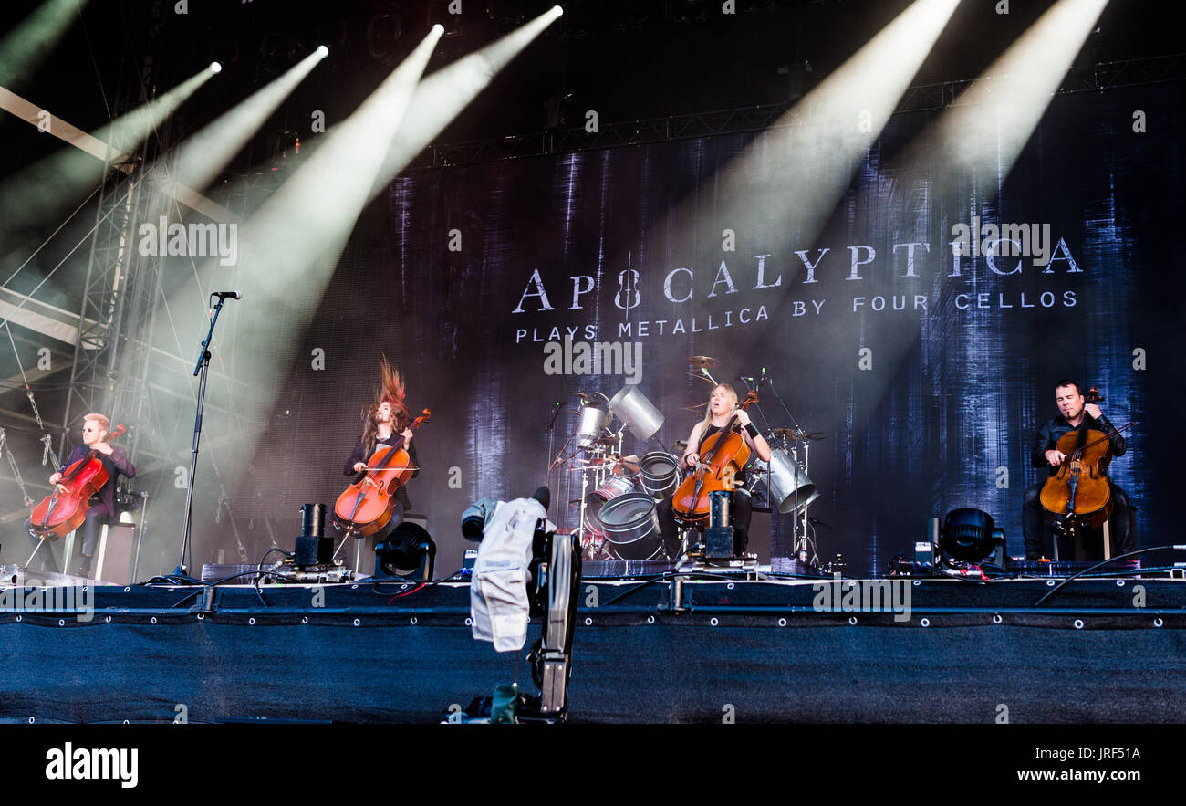 Cello-Metal finlandais Apocalyptica jouant sur la plus difficile étape du Wacken Open Air Festival à Wacken, Allemagne, 04 août 2017. Le Wacken Open Air a lieu entre 03 et 05 août 2017. Photo : Christophe Gateau/dpa Banque D'Images