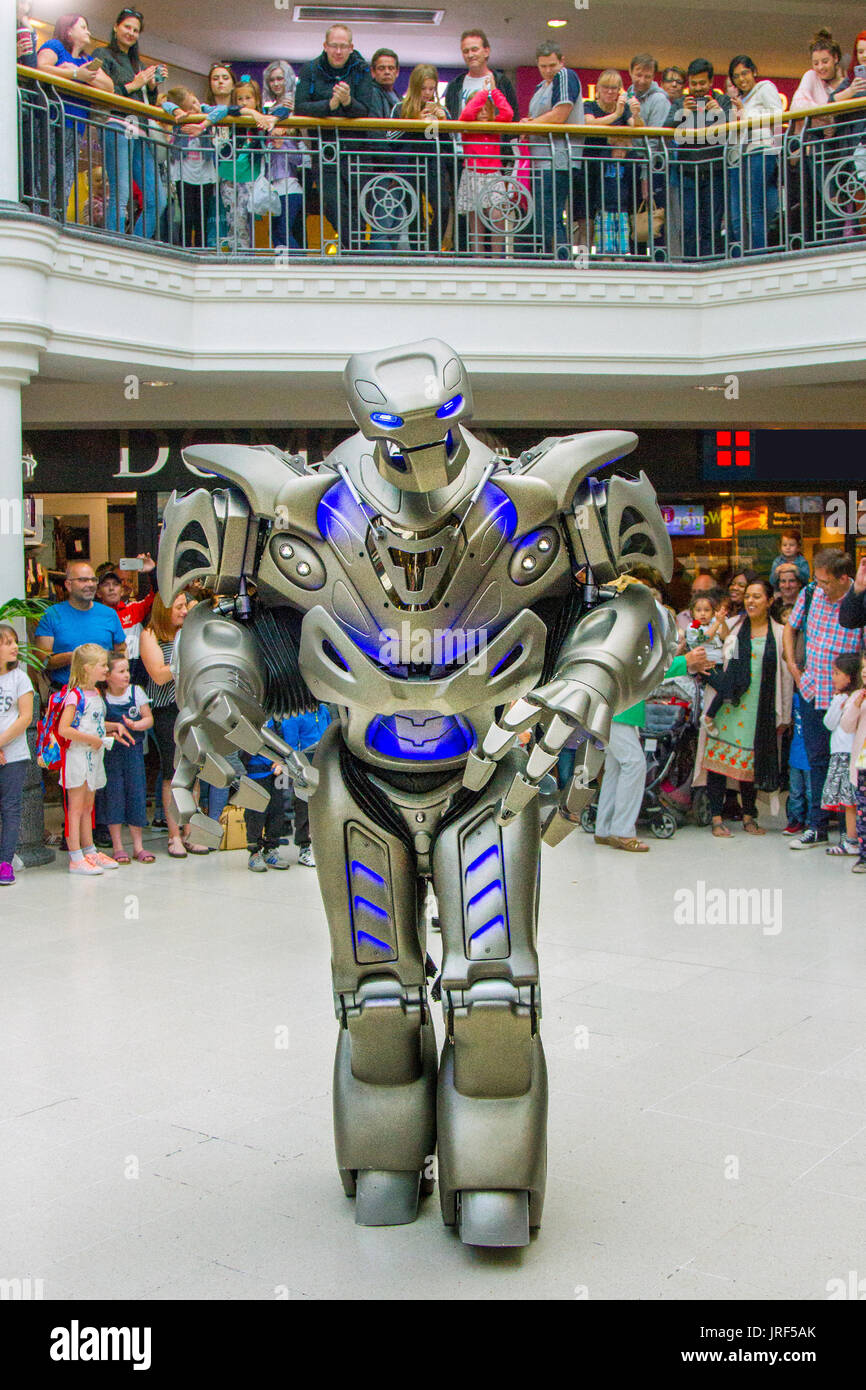 Preston, Lancashire, Royaume-Uni. Le robot Titan, portant un costume de  l'exosquelette, wow la foule à St George's Centre. Titan est le nom de  scène d'un costume-mécanisée partiellement créé par Cyberstein Ltd Robots