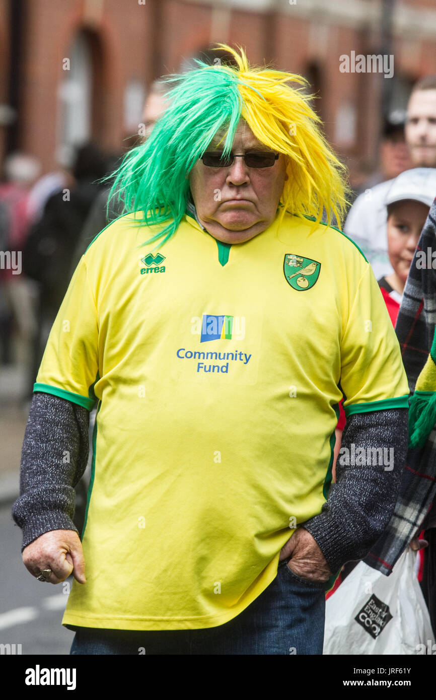 Londres, Royaume-Uni. 5 Août, 2017. Les fans de football, arrivant le jour de l'ouverture du ciel aux championnats du pari entre Fulham FC et FC Norwich surnommé les canaries à Craven Cottage dans l'ouest de Londres : Crédit amer ghazzal/Alamy Live News Banque D'Images