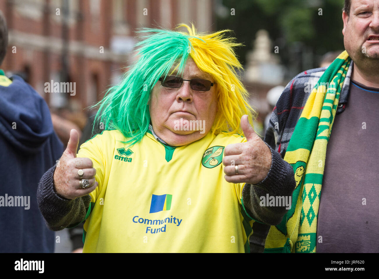 Londres, Royaume-Uni. 5 Août, 2017. Les fans de football, arrivant le jour de l'ouverture du ciel aux championnats du pari entre Fulham FC et FC Norwich surnommé les canaries à Craven Cottage dans l'ouest de Londres : Crédit amer ghazzal/Alamy Live News Banque D'Images