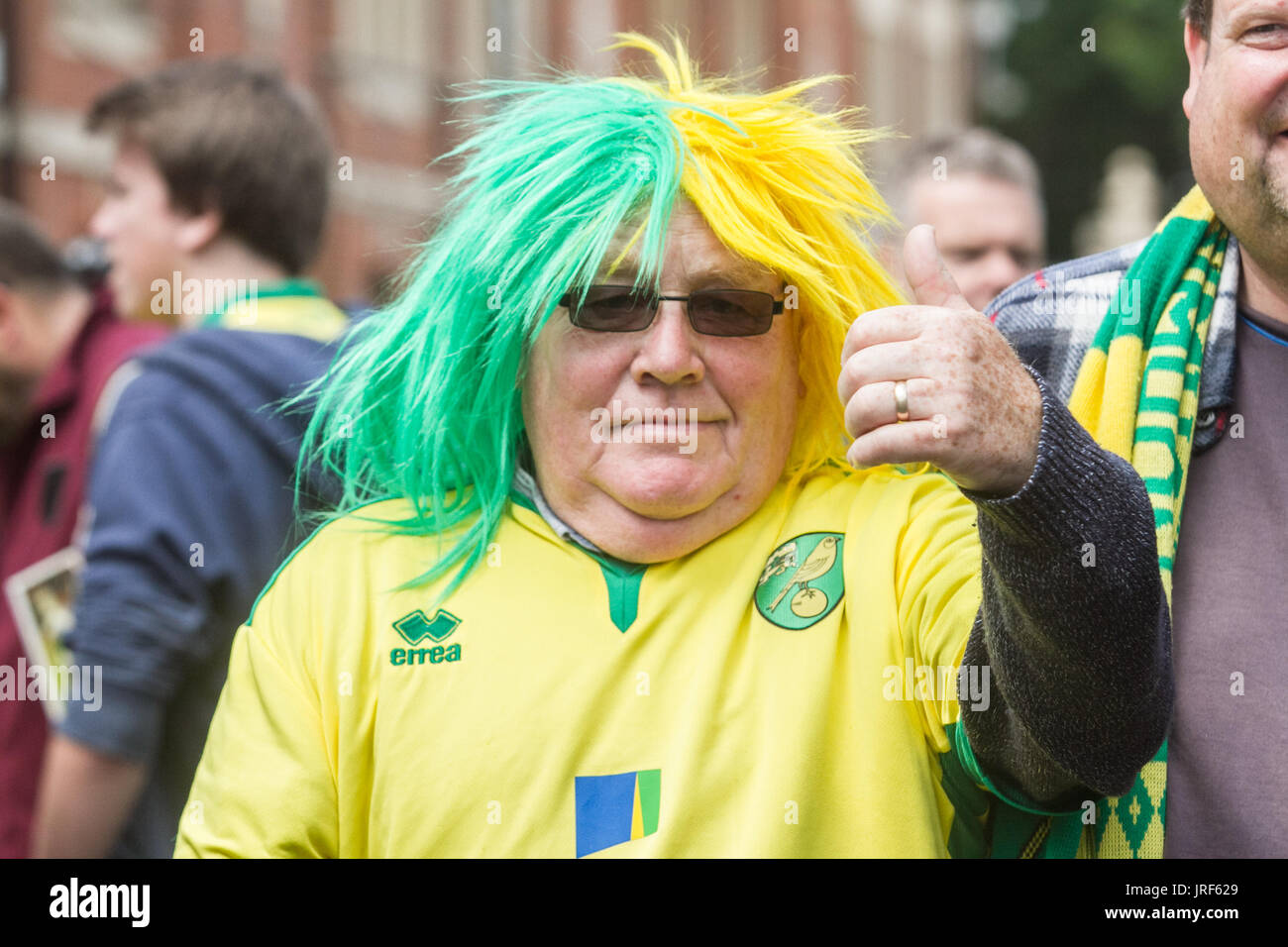 Londres, Royaume-Uni. 5 Août, 2017. Les fans de football, arrivant le jour de l'ouverture du ciel aux championnats du pari entre Fulham FC et FC Norwich surnommé les canaries à Craven Cottage dans l'ouest de Londres : Crédit amer ghazzal/Alamy Live News Banque D'Images