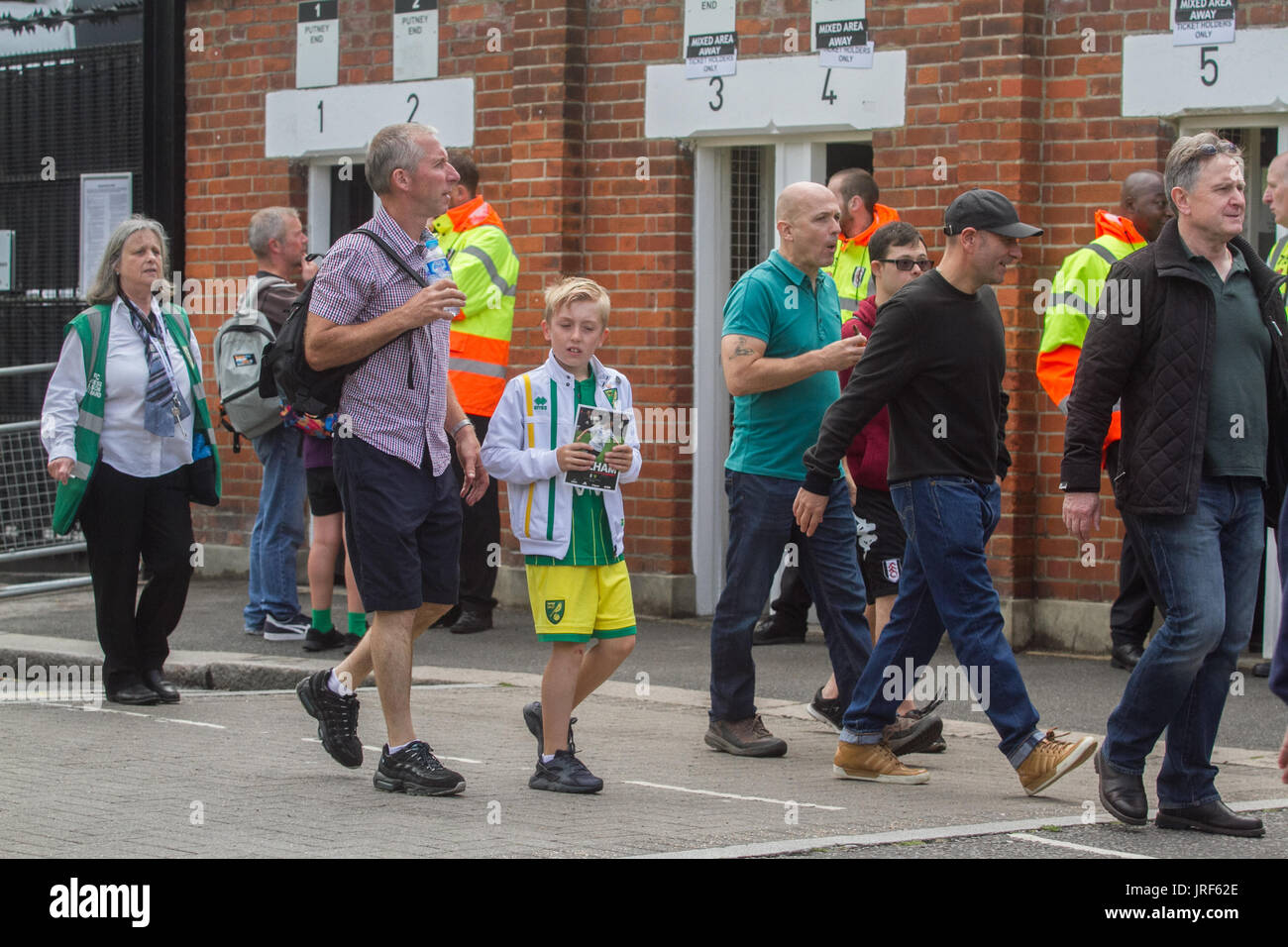 Londres, Royaume-Uni. 5 Août, 2017. Les fans de football, arrivant le jour de l'ouverture du ciel aux championnats du pari entre Fulham FC et FC Norwich surnommé les canaries à Craven Cottage dans l'ouest de Londres : Crédit amer ghazzal/Alamy Live News Banque D'Images