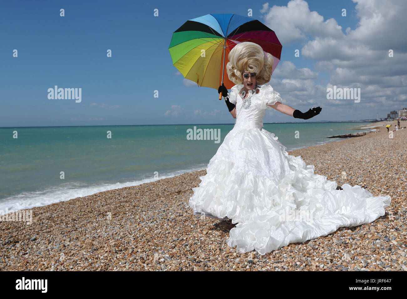 Brighton, UK. 5 Août, 2017. Drag Queen Dotty Kevina du 'Big Perruques" pose sur la plage pendant la Parade de la fierté de Brighton annuel à la ville en bord de mer, UK, samedi 5 août 2017. 2017 marque le 50e anniversaire de la décriminalisation de l'homosexualité au Royaume-Uni Photographie : Crédit : Luke MacGregor/Alamy Live News Banque D'Images