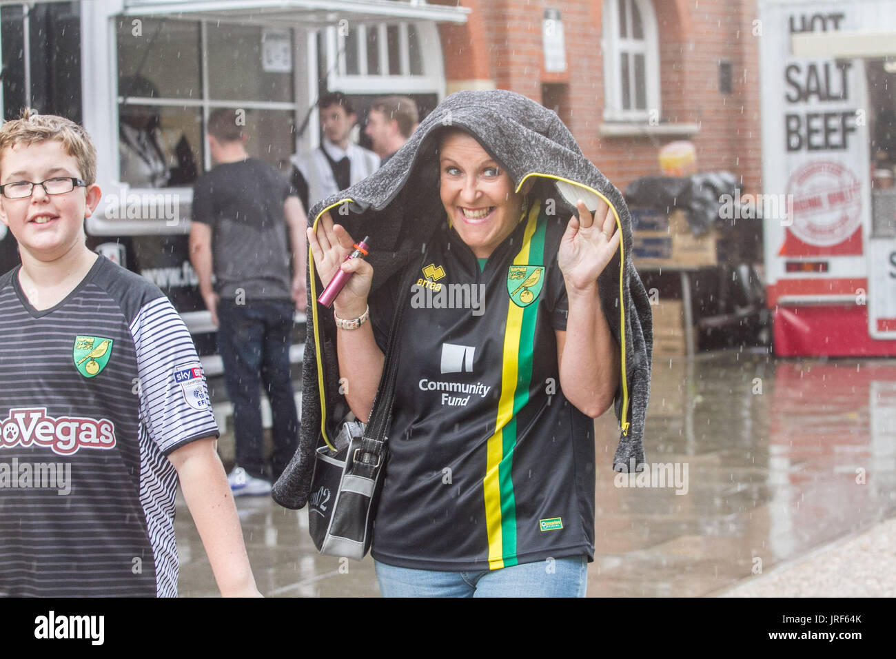 Londres, Royaume-Uni. 5 Août, 2017. Les fans de football, arrivant le jour de l'ouverture du ciel aux championnats du pari entre Fulham FC et FC Norwich surnommé les canaries à Craven Cottage dans l'ouest de Londres : Crédit amer ghazzal/Alamy Live News Banque D'Images