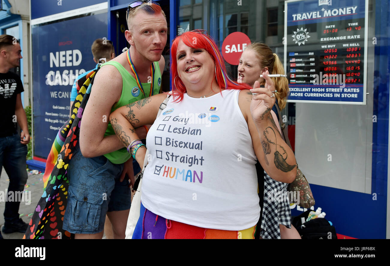 Brighton, UK. 5 Août, 2017. Des milliers participent à la Brighton and Hove Pride Parade communautaire à travers la ville sur un beau jour ensoleillé chaud . Plus de 300000 visiteurs sont attendus pour célébrer l'été et de l'amour et le carnaval de la diversité dans le plus grand événement LGBT Britains pendant le week-end Crédit : Simon Dack/Alamy Live News Banque D'Images