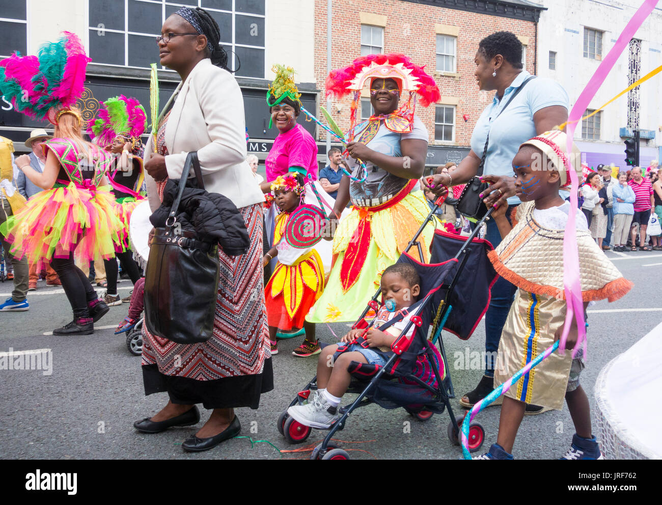 Stockton on Tees, Angleterre du Nord-Est de l'Angleterre, Royaume-Uni, 5 août, 2017. Météo France : Le soleil brille sur le défilé de la communauté à l'Stockton International Riverside Festival (3ème-6ème août). Les écoles locales, les groupes communautaires, les musiciens et danseurs défilent dans la ville le samedi du festival. Sur la photo : un jeune garçon dort dans sa poussette pendant street parade. Credit : ALAN DAWSON/Alamy Live News Banque D'Images