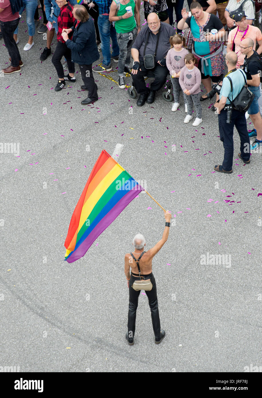Hambourg, Allemagne. Le 05 août, 2017. dpatop - un homme qui agitait un drapeau arc-en-ciel au cours de la Christopher Street Day Parade à Hambourg, Allemagne, 05 août 2017. La Semaine de la fierté gaie à Hambourg atteint son point culminant avec la gay and lesbian parade. Photo : Daniel Reinhardt/dpa/Alamy Live News Banque D'Images